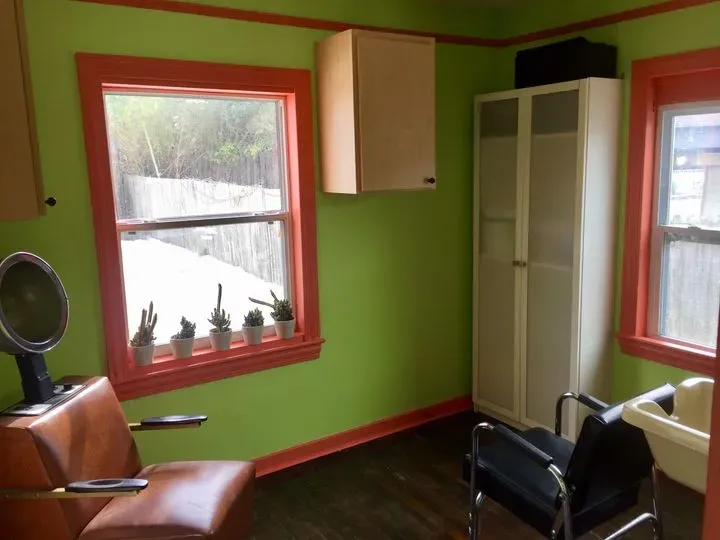 https://cdn.salonspotlight.com/photos/IXXqxGLR51UhURmonwHm/5b4ed303-8539-4b88-ab29-8f475af59a50_720x720