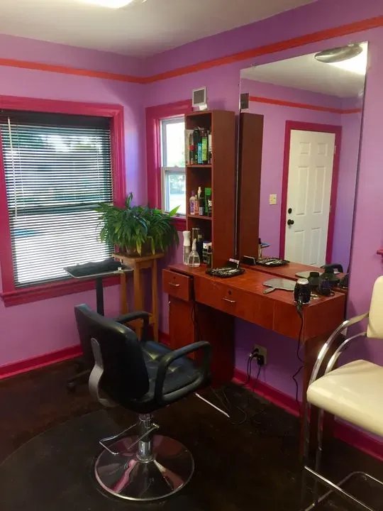 https://cdn.salonspotlight.com/photos/IXXqxGLR51UhURmonwHm/5bd44247-129b-4c59-ac04-3e4d5c7ad2b5_720x720