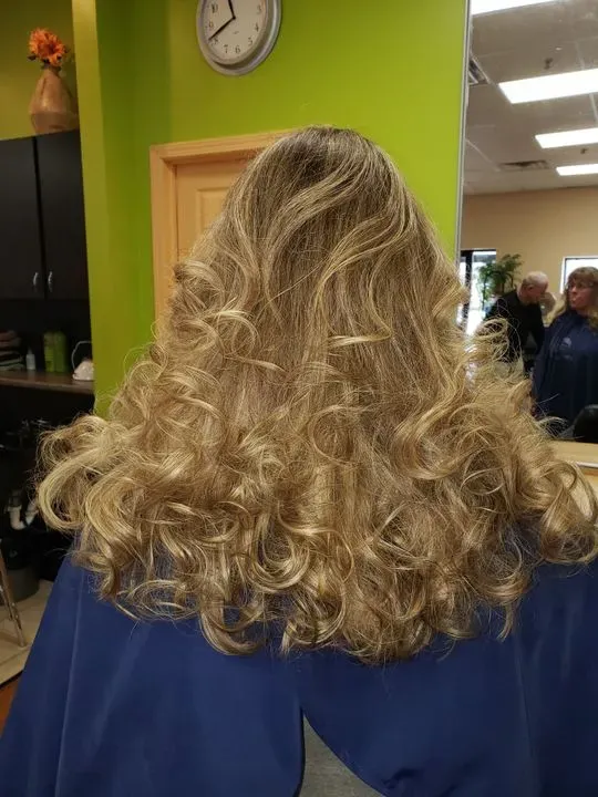 https://cdn.salonspotlight.com/photos/IZRLNMHkwK5OlgmTIcxd/78a446d8-58e2-4308-b286-89a773eb0973_720x720