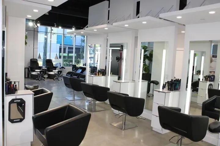 https://cdn.salonspotlight.com/photos/IbeHnjOGgYs21JpJ2Smp/8ec2ceae-90f6-4770-af3c-fc152ad9b2a2_720x720