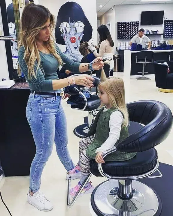 https://cdn.salonspotlight.com/photos/IcLM072BeiCgxjO6ZgZo/c4275ac4-91ea-4f63-b7d1-84271a3d2512_720x720