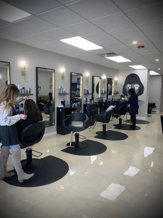 https://cdn.salonspotlight.com/photos/IcLM072BeiCgxjO6ZgZo/d60eae7b-acf9-44ee-b59f-3b88201c8e52_720x720