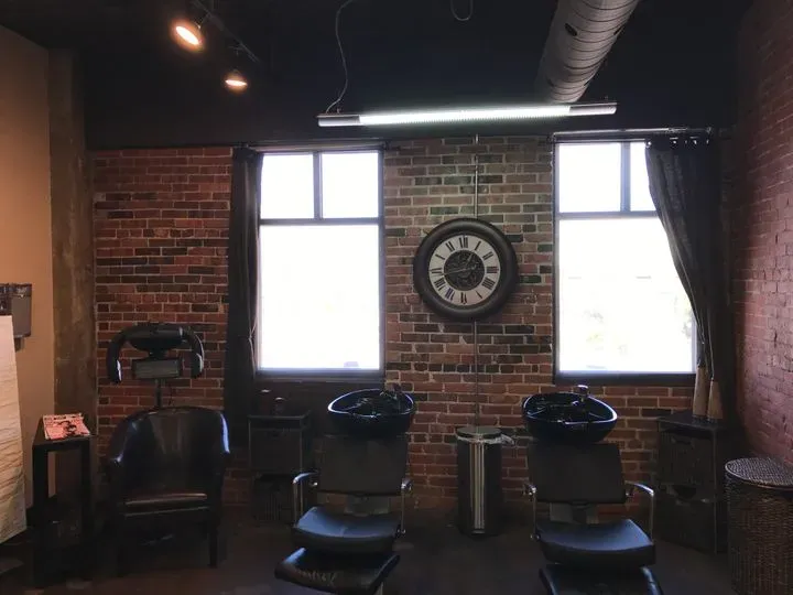 https://cdn.salonspotlight.com/photos/If4UqSdcHOenILYfW1gh/17770efe-edb0-4f83-b5c7-d42c4eaf9e13_720x720
