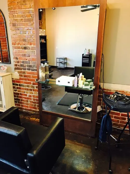 https://cdn.salonspotlight.com/photos/If4UqSdcHOenILYfW1gh/f87e1e8d-374d-4237-995f-3aa258fc8ef4_720x720