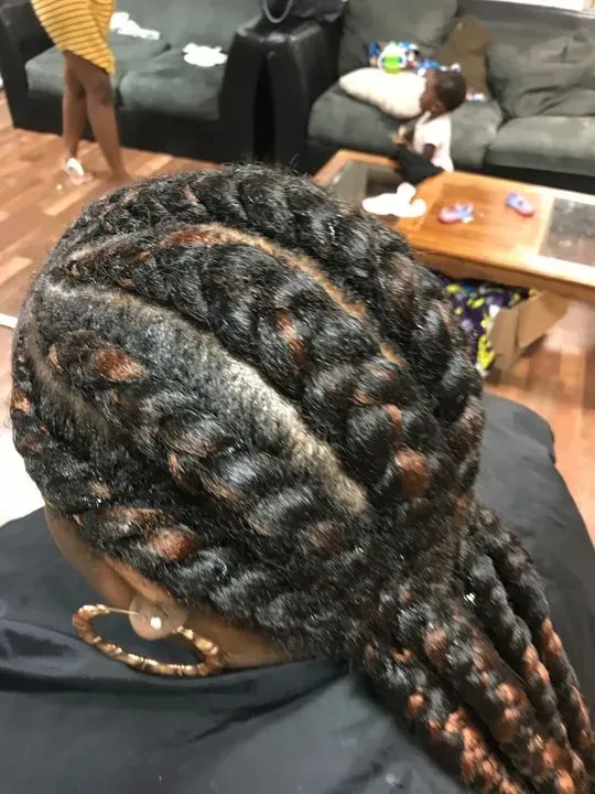 https://cdn.salonspotlight.com/photos/Ifw1dR5pPZ3kPZwnAtJg/028f8ac2-e69a-4bb2-a3d4-2d78827e5ed1_720x720