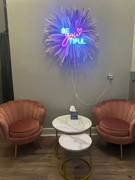 https://cdn.salonspotlight.com/photos/IhMoGFbUFHym2HoM0JVK/8e3268d8-c1de-4c65-98cd-e1ad03319395_720x720