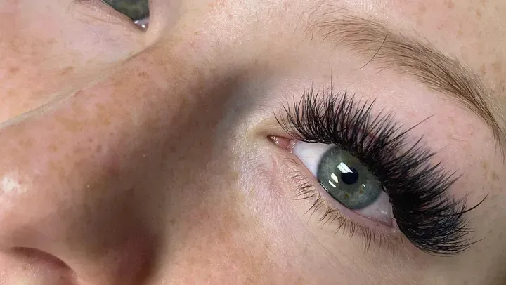 https://cdn.salonspotlight.com/photos/Ihx2aTPTTDoOkcS3OblO/d43d4324-c257-461e-9b4f-53d19e739181_720x720