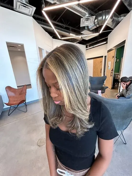 https://cdn.salonspotlight.com/photos/IiubavA4CfGvdmYF3mku/f7b82bb7-37ea-4e66-9ab1-40b2bd41e5f0_720x720