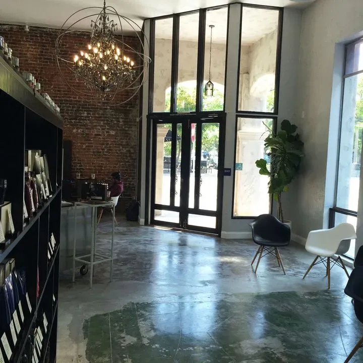 https://cdn.salonspotlight.com/photos/Il7grFvltKZkCqaamvmN/d677d95f-a7b2-4708-9cce-61ad6098c30b_720x720
