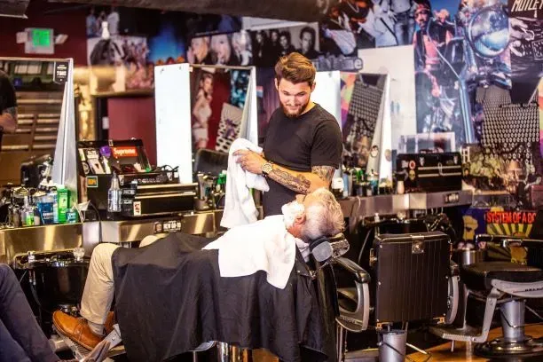 https://cdn.salonspotlight.com/photos/InNY6ofoRAJs35tpJw8F/d9840199-b1c1-4a30-b833-0d5a810db7d3_720x720