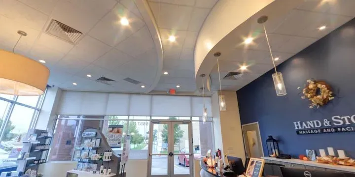 https://cdn.salonspotlight.com/photos/InuwVn1bdfnpAkX5FZq5/9b86de00-bf1f-4714-a6c4-11a0c8b2c324_720x720