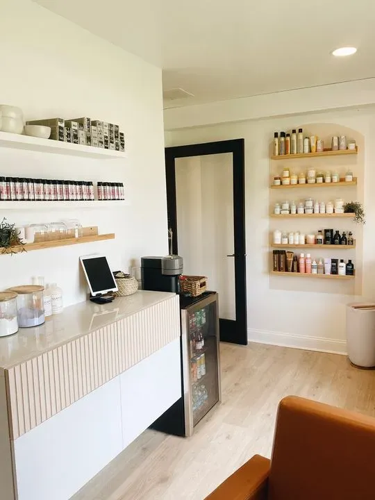 https://cdn.salonspotlight.com/photos/Io9ZLvt2pvyhmwWsp80v/63c710b6-1f76-47d3-a357-1c13ad338bd2_720x720