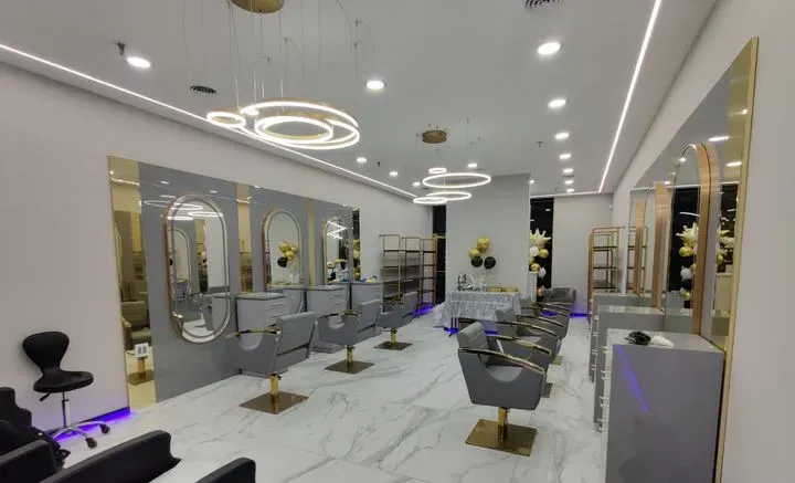 https://cdn.salonspotlight.com/photos/IpqAc160WtGoVzdZNMnR/6994c4d0-83d6-499b-8bef-072a639f806b_720x720