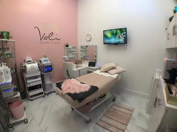 https://cdn.salonspotlight.com/photos/IrBqEPk3XSdKY0V1xbfW/12e4bc3a-f34e-4849-a8c8-1bd5691bde7b_720x720