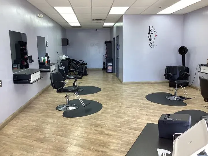 https://cdn.salonspotlight.com/photos/ItBFUA8lb7gNwKneM1p8/bb8bda8e-7fb7-45ad-a44f-75b3f9208be6_720x720
