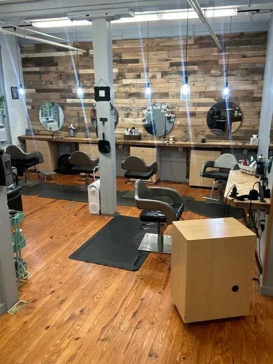 https://cdn.salonspotlight.com/photos/ItX6JgnHcOIaoHy9UU5I/2018be09-84eb-426d-8de8-2807fa870147_720x720