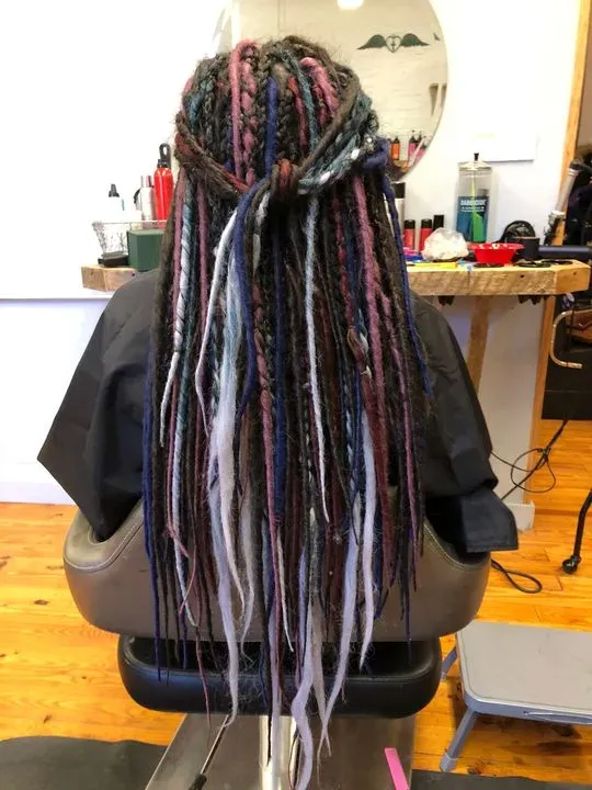 https://cdn.salonspotlight.com/photos/ItX6JgnHcOIaoHy9UU5I/6c3bf6cd-a65f-469e-b87e-2ded91b5f495_720x720