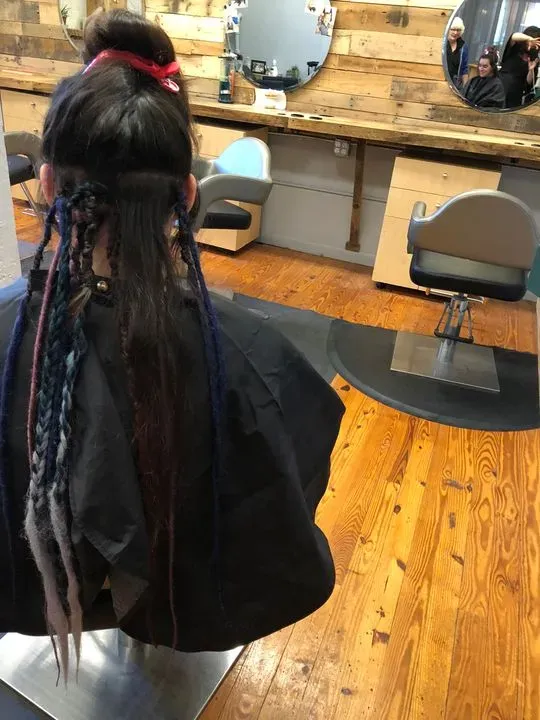 https://cdn.salonspotlight.com/photos/ItX6JgnHcOIaoHy9UU5I/83717783-bb78-472b-9eed-e4167b76a81a_720x720