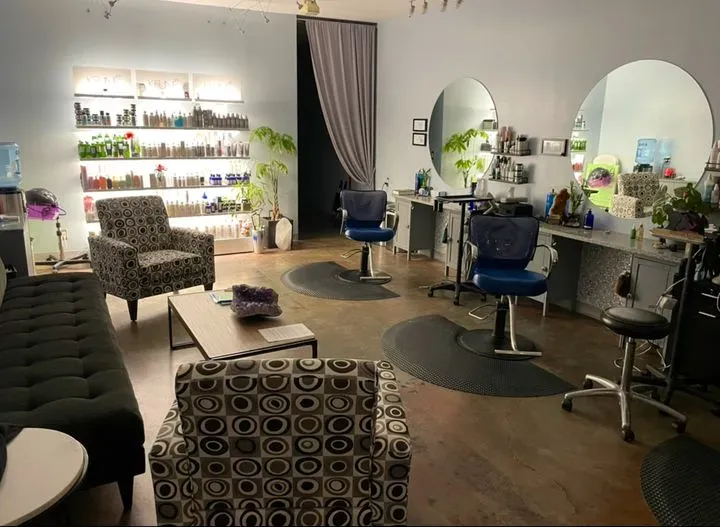 https://cdn.salonspotlight.com/photos/IurvIk4BF02reUhttjHE/a458b744-471f-43be-944c-1c4082a2d1d1_720x720