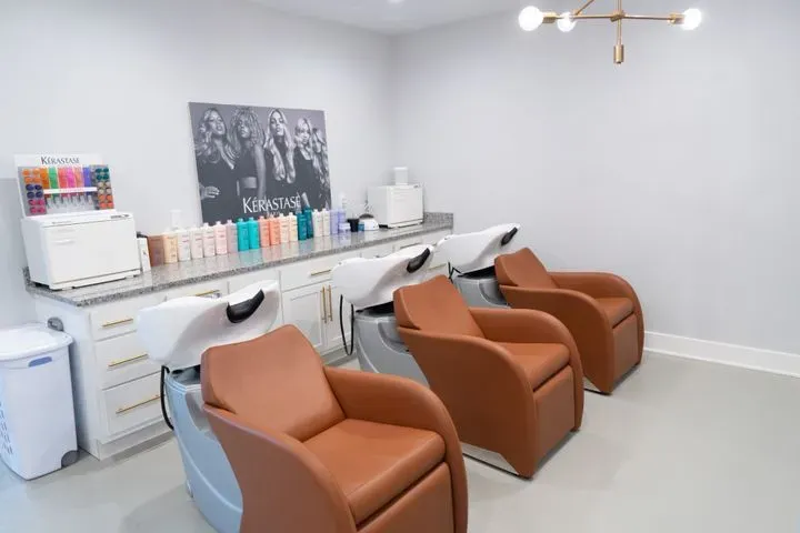 https://cdn.salonspotlight.com/photos/Iw0gjdPH14bs74cyak4j/7663c688-ff0a-407b-a191-40ac07da8abf_720x720