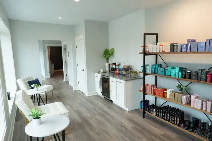 https://cdn.salonspotlight.com/photos/Iw0gjdPH14bs74cyak4j/d304776a-325e-4c7c-bf8e-dc66f6511e18_720x720