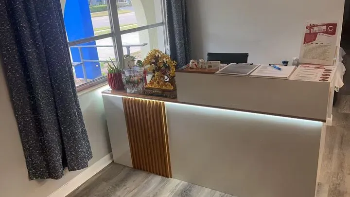 https://cdn.salonspotlight.com/photos/IyBtDU3iVJqSG8mIvYnG/18c3e9e1-c88f-4979-b4ce-213902fd1bef_720x720