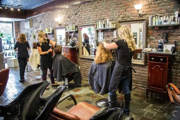 https://cdn.salonspotlight.com/photos/J18qVvM7y2uPpDozYMBr/73ae9f37-ce73-41da-9b01-b4f2e1c31a0e_720x720
