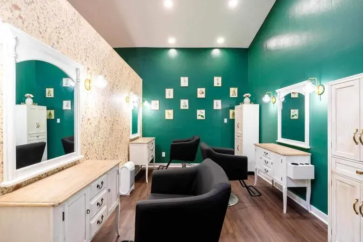 https://cdn.salonspotlight.com/photos/J292P7fJF99FV4okVlS8/3b13a86e-20bf-4079-8c9a-f8f2d9fe621c_720x720