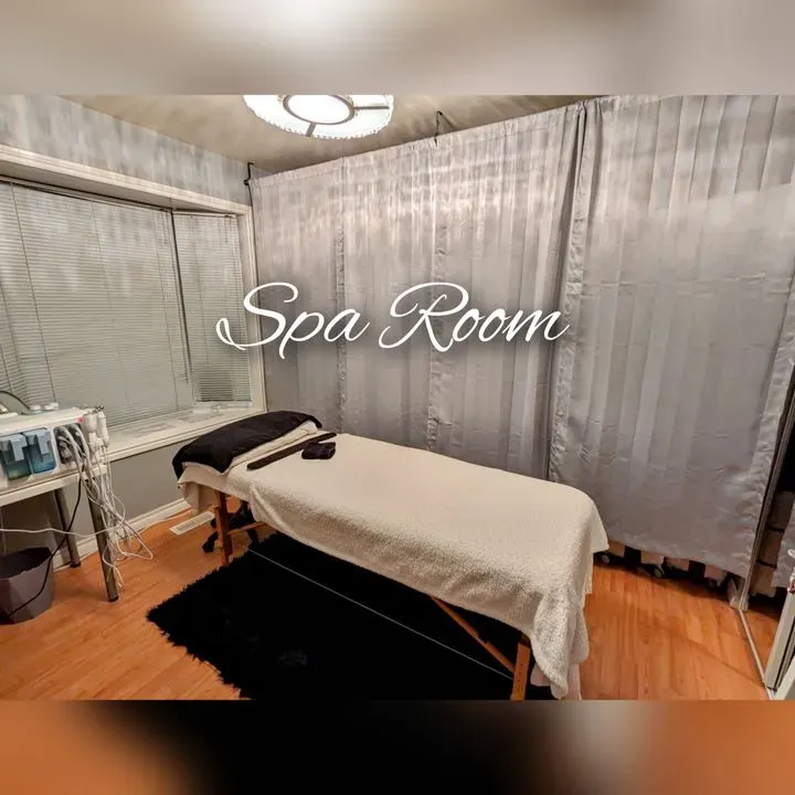 https://cdn.salonspotlight.com/photos/J2iH1bYwt0S98xKRgLkE/ef59c76d-ae05-4005-bcc5-b1e5f400c456_720x720