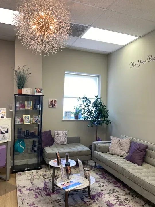 https://cdn.salonspotlight.com/photos/J3HIv9vRw9oibDj1W3aB/9bc44741-12e4-4add-a934-4903598db430_720x720