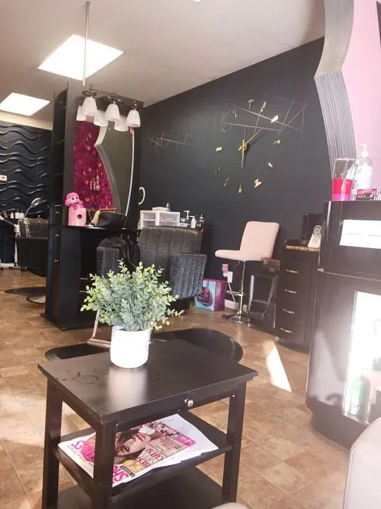 https://cdn.salonspotlight.com/photos/J4nBNpJcnJwigt6BEVLE/006631ff-5f52-44eb-bac1-1358121f2696_720x720