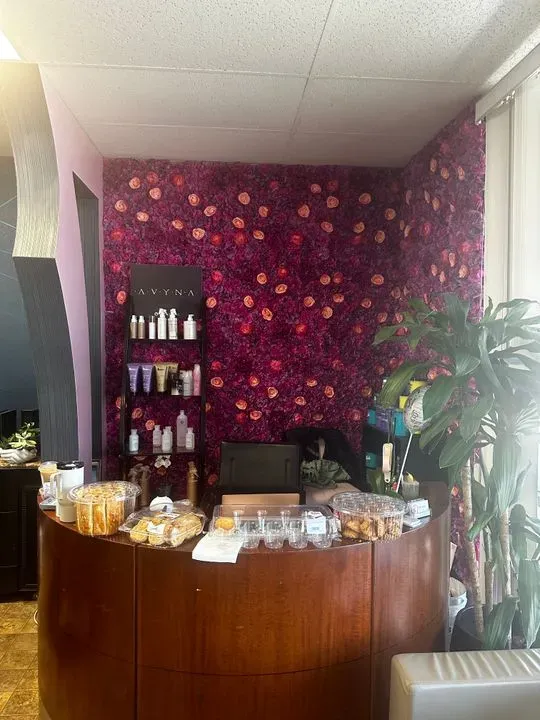 https://cdn.salonspotlight.com/photos/J4nBNpJcnJwigt6BEVLE/100a6fd0-8107-45a3-96b0-5f83d2014c08_720x720