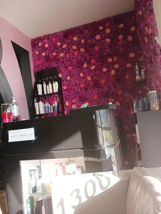 https://cdn.salonspotlight.com/photos/J4nBNpJcnJwigt6BEVLE/f7681b00-8bf5-404d-90c7-bb325d1017f4_720x720