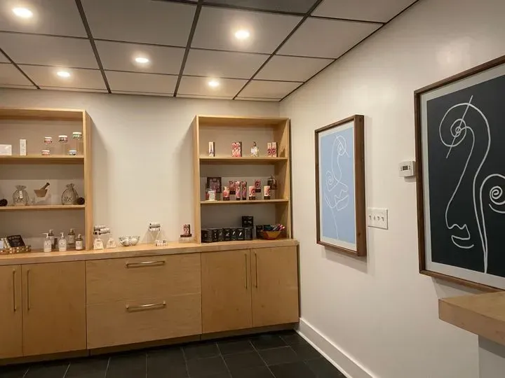 https://cdn.salonspotlight.com/photos/J51XJKah0Cc7rGWHKVqj/e8df3d68-bfa6-420e-88b4-de4fc523b7ae_720x720