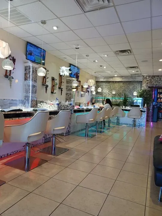 https://cdn.salonspotlight.com/photos/JAgQdXc7GaDzp6kLZVGg/d92cabde-cfdb-43c1-b18f-05b2fcc0d4f3_720x720