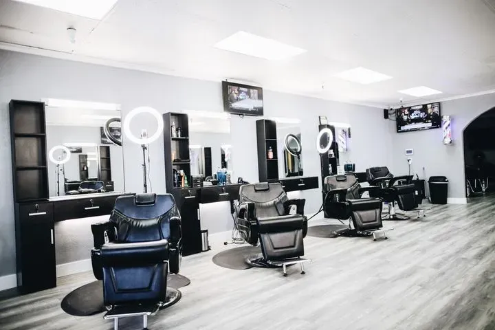 https://cdn.salonspotlight.com/photos/JDFKLnaKr1XMX8cOIMl2/2a761fd4-09a8-441e-871f-8bf6d9bdb004_720x720