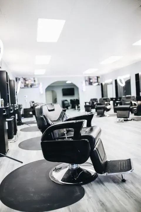 https://cdn.salonspotlight.com/photos/JDFKLnaKr1XMX8cOIMl2/896034e9-b81e-42ac-8461-41a6692ca0b5_720x720