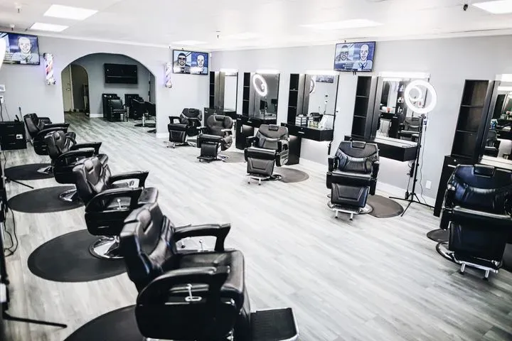 https://cdn.salonspotlight.com/photos/JDFKLnaKr1XMX8cOIMl2/e5b49671-c167-43eb-b57c-18561658f594_720x720