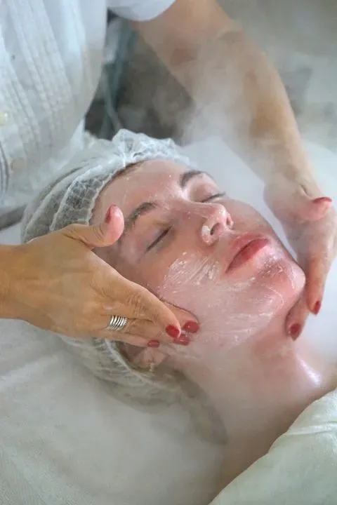 https://cdn.salonspotlight.com/photos/JFcyFJJ30W39WqE8h2oa/14af650d-e73e-4809-aa51-e5ea6e43d560_720x720