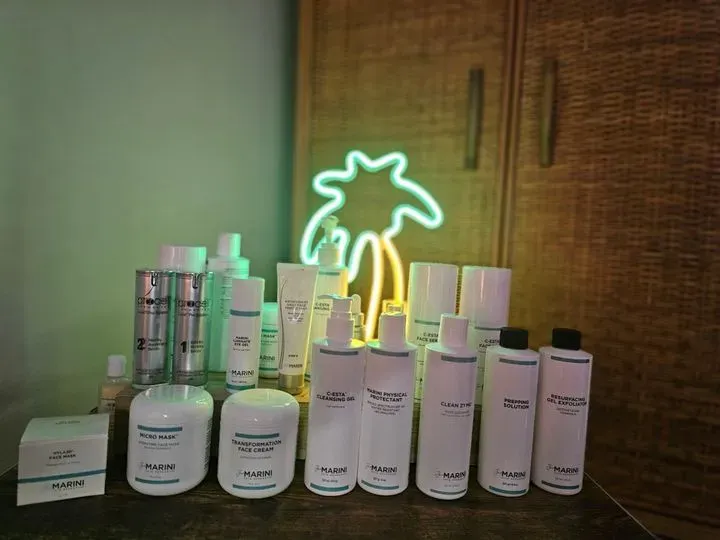 https://cdn.salonspotlight.com/photos/JFcyFJJ30W39WqE8h2oa/a1197e9b-6fa5-4bc6-9d74-34da69e83b40_720x720