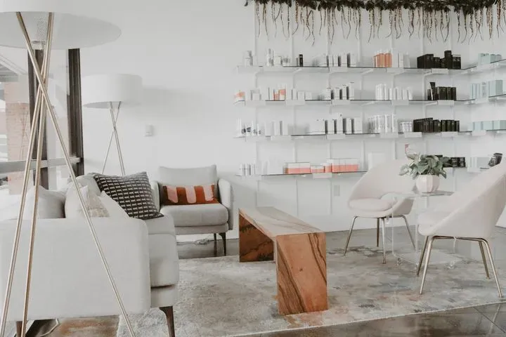 https://cdn.salonspotlight.com/photos/JGZLb9xlg9LkiccaCZB5/cc349e9e-a5d9-411f-a6e9-94a34d43780c_720x720