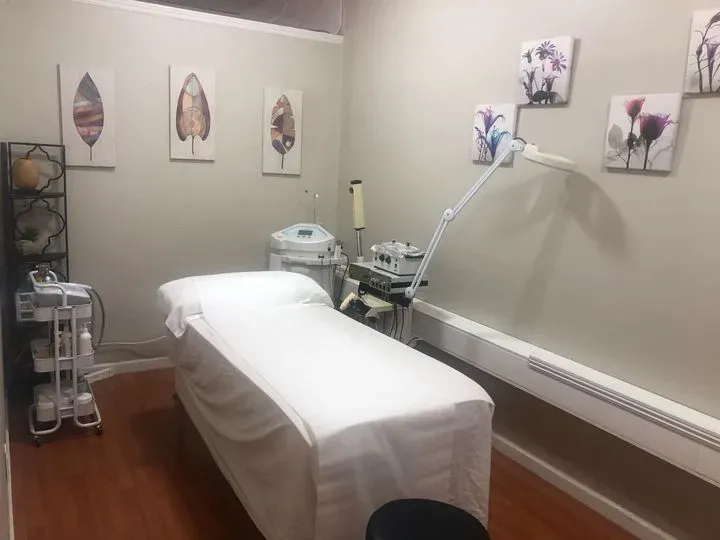 https://cdn.salonspotlight.com/photos/JHcmTw4CW77PKRqymavl/14c40cee-93fc-4a03-96a8-2c90b6a75af4_720x720