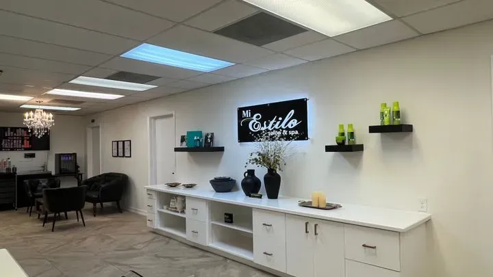 https://cdn.salonspotlight.com/photos/JKdxd6Fup5UxQNjDpLPm/6eefcee2-f909-4802-8ec7-3eee7933b8e3_720x720