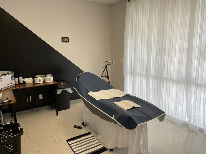 https://cdn.salonspotlight.com/photos/JL1NsgiVO2n2uLLhzMZo/73c2e18d-1041-418b-ae85-96a5ef39091c_720x720