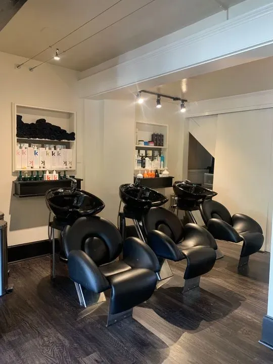 https://cdn.salonspotlight.com/photos/JMgahlFoSJjSWunFFgMo/1a23c9df-3795-435b-a786-af3e34a99453_720x720
