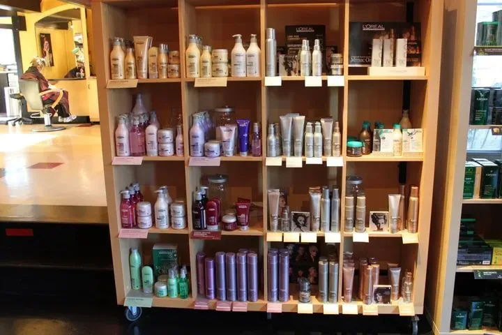 https://cdn.salonspotlight.com/photos/JMgahlFoSJjSWunFFgMo/f2d1a6c5-7262-4966-a776-97648257943c_720x720