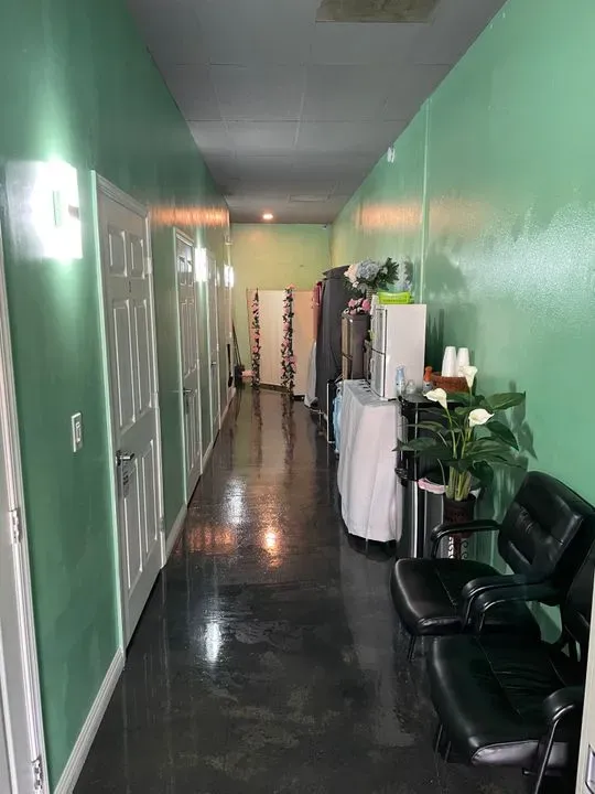 https://cdn.salonspotlight.com/photos/JNssEi98MzTR30kNNHfn/603be324-1dc7-4505-935f-e17b8f7ea203_720x720