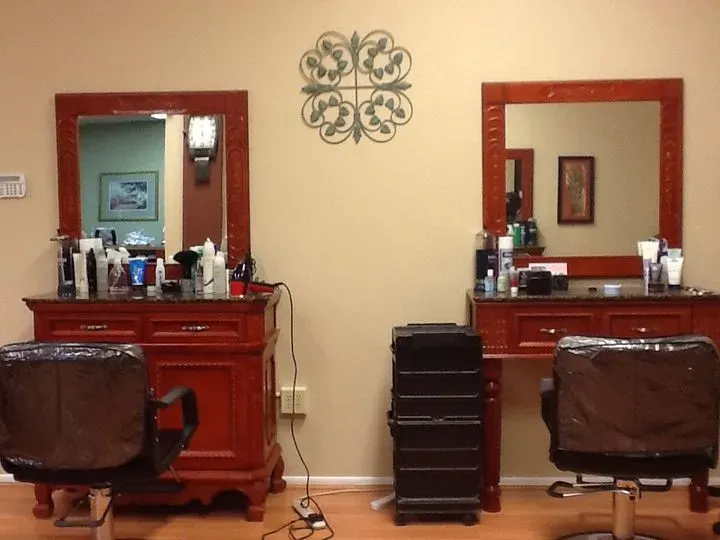https://cdn.salonspotlight.com/photos/JRfn9jHydmvupmiUvLKs/4213b5a0-cc03-4563-9e47-6cda66ba8b25_720x720