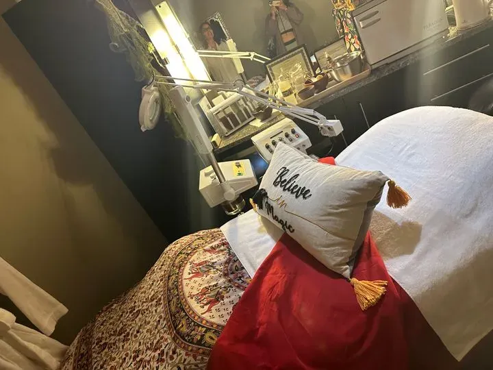 https://cdn.salonspotlight.com/photos/JTQsYl3xVIeKaxh2mVR8/d87cbbb0-56ae-44cc-bd14-b4fbefb67d52_720x720