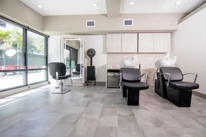 https://cdn.salonspotlight.com/photos/JThJUveOrAj41n66Z2Z3/d1aba943-13bb-4b0c-b50e-41039dfbd6fa_720x720